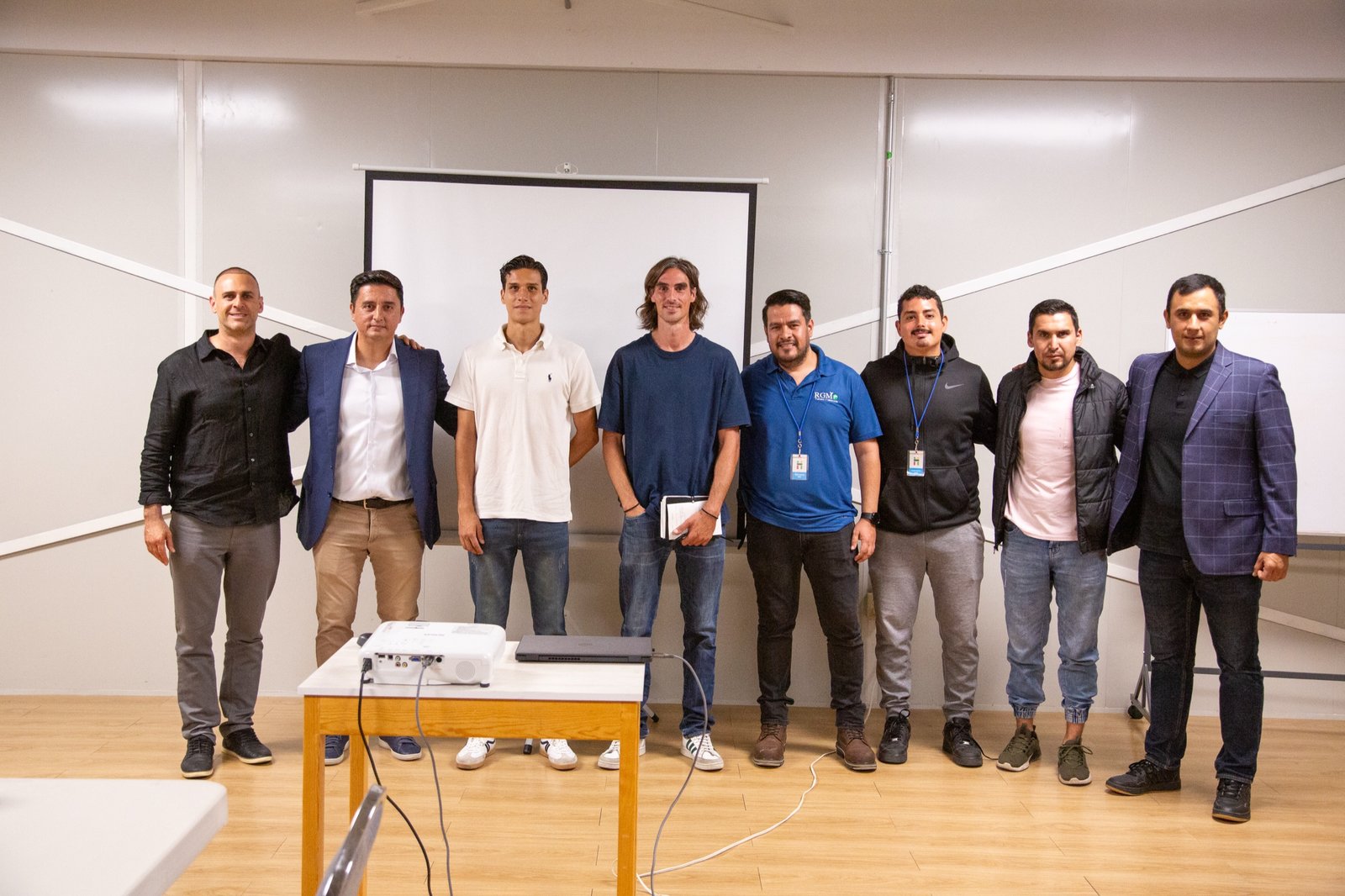 Junta de la Gold Soccer League con maestros y escuelas