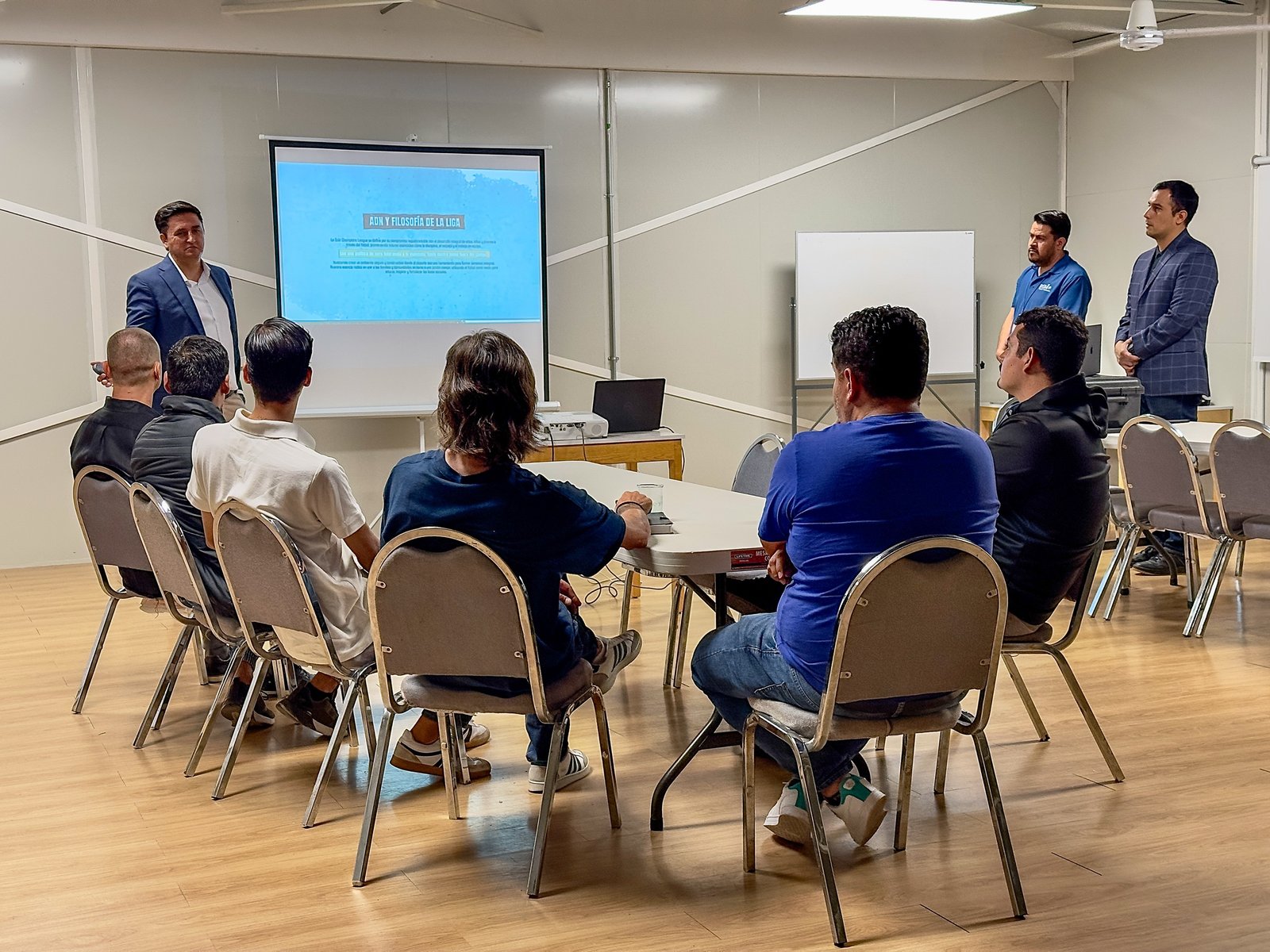 Junta de la Gold Soccer League con maestros y escuelas